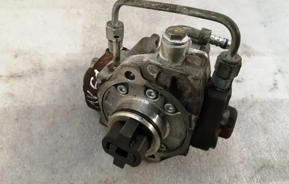 Toyota Avensis T250 Fuel injection high pressure pump 221000R020 HU2940000305