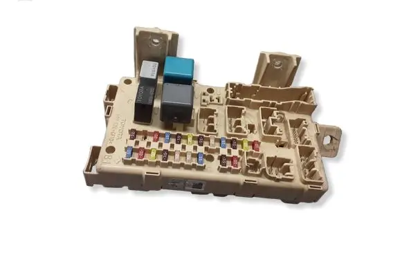 Toyota Avensis T250 Fuse module 8264105020A