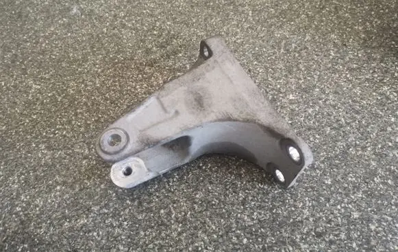 Nissan Leaf I (ZE0) Engine mounting bracket