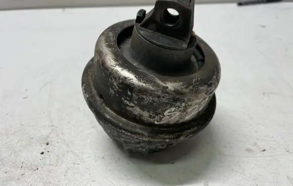 Mercedes-Benz S W222 Engine mount bracket