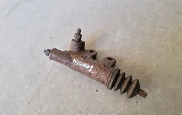 Toyota Hilux (AN10, AN20, AN30) Clutch slave cylinder 