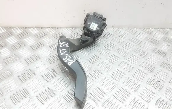 Volkswagen PASSAT B5 Accelerator throttle pedal 8D1271523