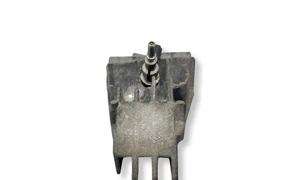 Nissan Juke I F15 Engine mounting bracket 8200771226