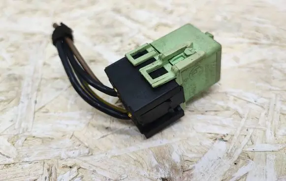 BMW 5 E39 Other relay 61368373700