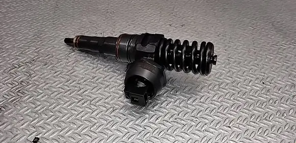 Volkswagen Golf IV Fuel injector 038130073AQ