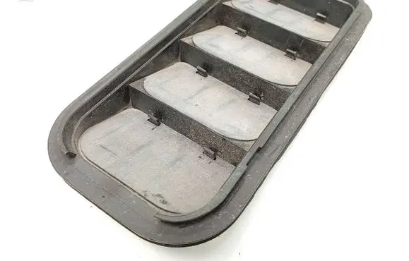 Quarter panel pressure vent