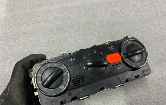 Mercedes-Benz A W169 Climate control unit a1698301385