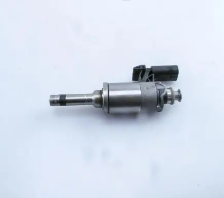 Audi A4 S4 B8 8K Fuel injector 04E906036Q