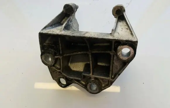 Ford Courier Engine mounting bracket D0D2A