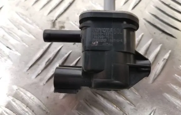 Toyota Prius (XW50) Vacuum valve 9091012276