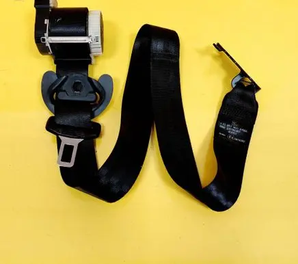 Volkswagen Touran I Rear seatbelt 0416352
