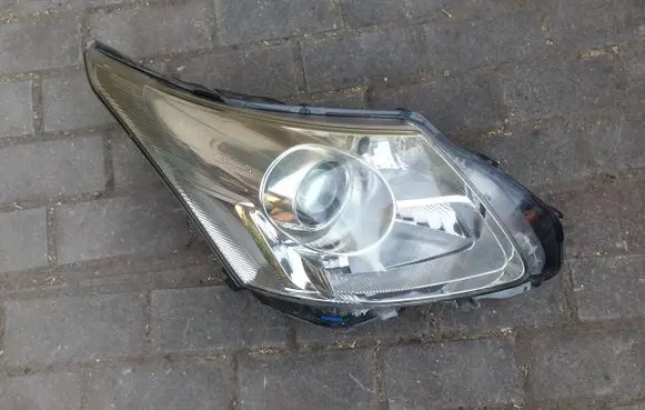 Toyota Avensis T270 Headlight/headlamp 8113005310