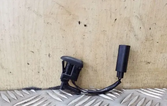 BMW X3 E83 Windshield washer spray nozzle 61667110851 7110851