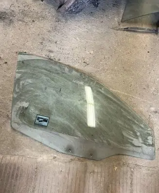 Mitsubishi Carisma Front door window glass four-door