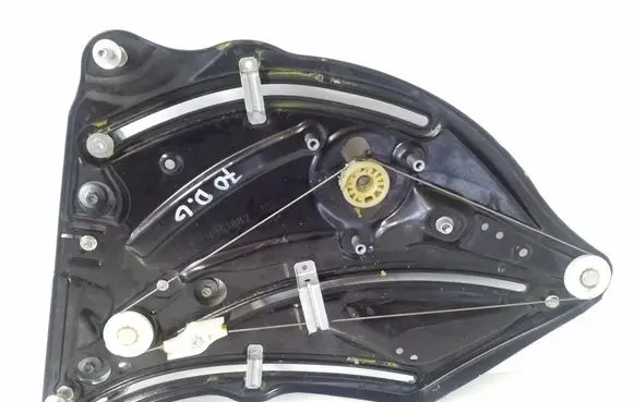 Rear window lifting mechanism without motor