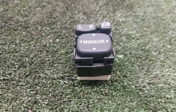 Toyota Avensis T250 Wing mirror switch 183575