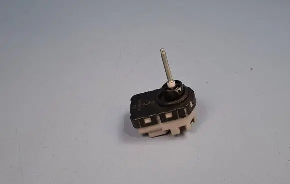 Suzuki Grand Vitara II Headlight level adjustment motor 3512065J10