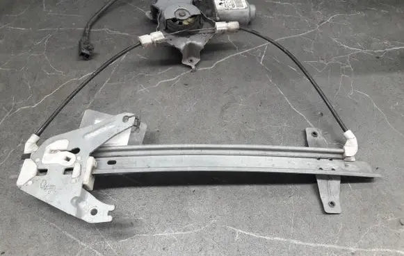 Nissan Primera Front window lifting mechanism without motor 112443