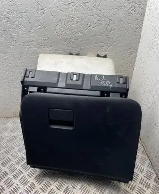 Nissan Juke I F15 Glove box