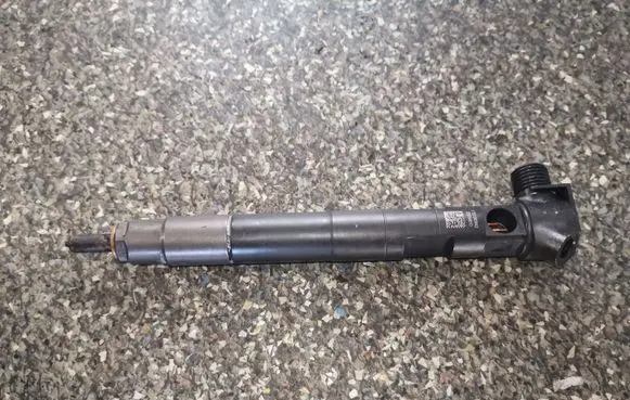 Mercedes-Benz E W212 Fuel injector A6510704987