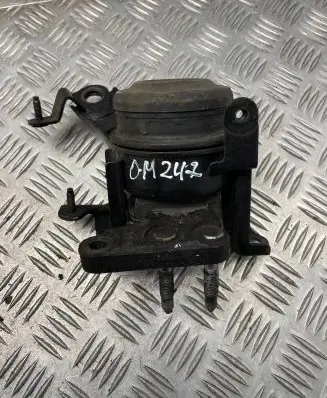 Toyota Avensis T250 Engine mount bracket
