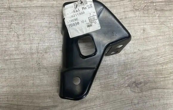 Volkswagen Sharan Fender mounting bracket 7N0821136A