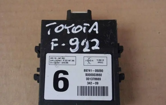Toyota Avensis T270 Door central lock control unit/module 8974105090
