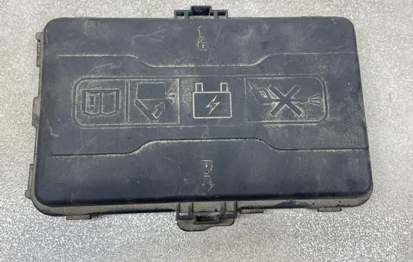 Opel Insignia B Fuse box cover 