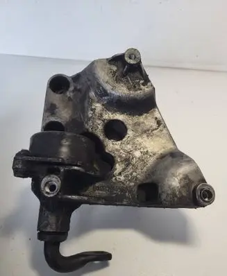 BMW 5 E39 Engine mounting bracket 6750441