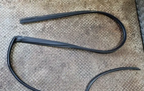 Cadillac Escalade Front door rubber seal 25814462 2584462