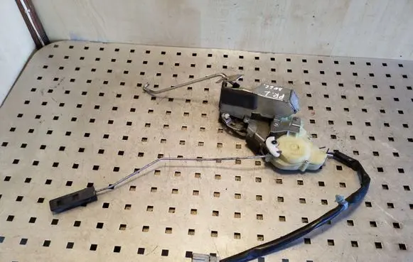 Honda CR-V Front door lock