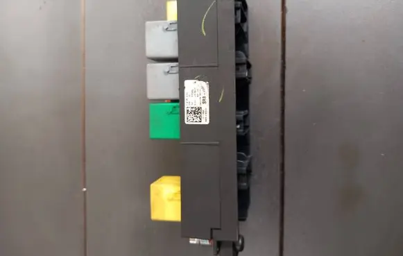 Mercedes-Benz ML W164 Fuse module A1645403372 13113526