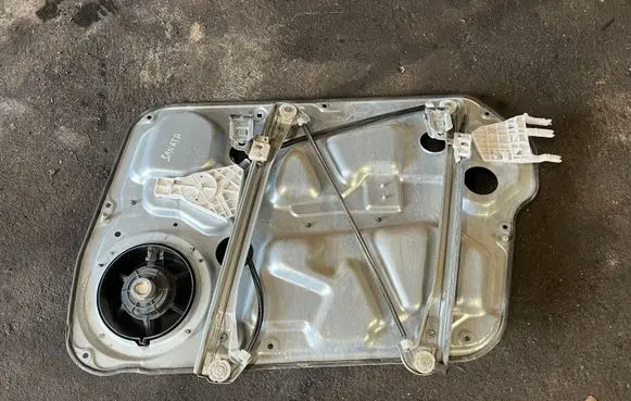 Hyundai Sonata Rear window lifting mechanism without motor