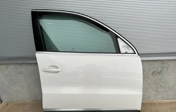 Volkswagen Tiguan Front door