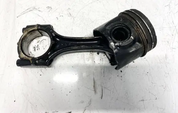 Toyota Avensis T250 Piston with connecting rod