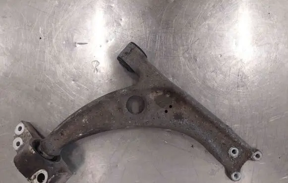 Volkswagen PASSAT B6 Front lower control arm/wishbone 3C0407153B
