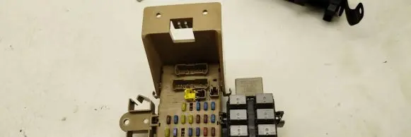 Subaru Outback Fuse module 82201AG010 411075