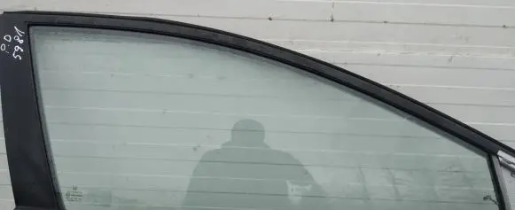 Honda Civic Front door window glass four-door