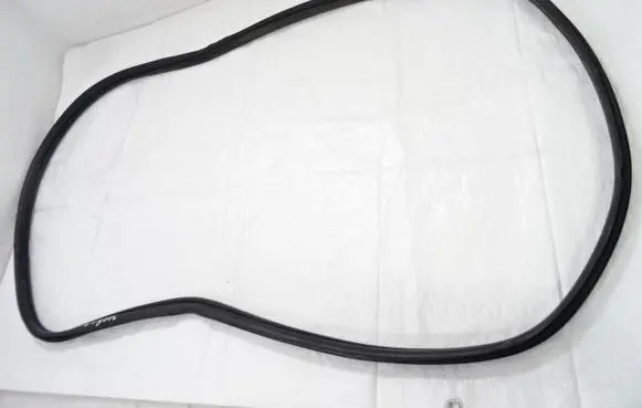 Peugeot 3008 I Front door rubber seal 
