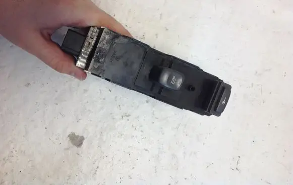 Volvo V70 Electric window control switch 8682837