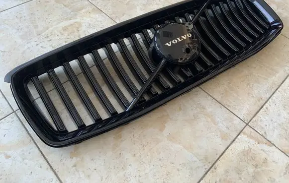 Volvo XC90 Front bumper upper radiator grill 32365192 32365190