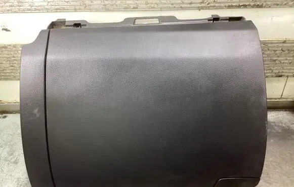Glove box