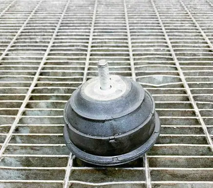Engine mount bracket