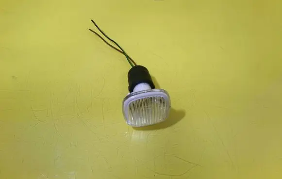 Front fender indicator light
