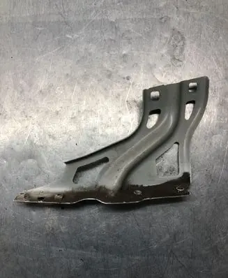 Audi Q3 8U Fender mounting bracket 8U0821135