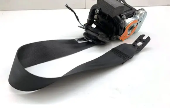 Volkswagen Golf VII Front seatbelt 3063559