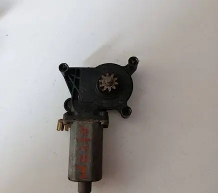 Mercedes-Benz E W210 Front door window regulator motor 0130821670