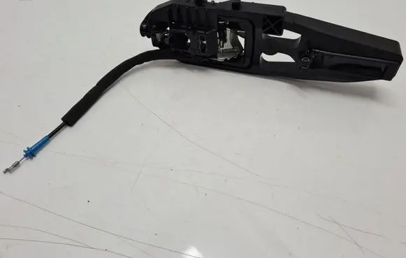 Rear door exterior handle/bracket