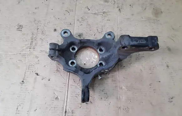 Nissan Leaf I (ZE0) Front wheel hub spindle knuckle 6B5