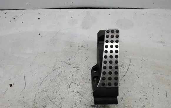 Mercedes-Benz C W205 Accelerator throttle pedal A1673000500 0215